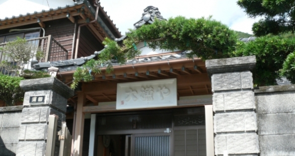 漆喰看板を取り付ける 漆喰看板を取り付ける